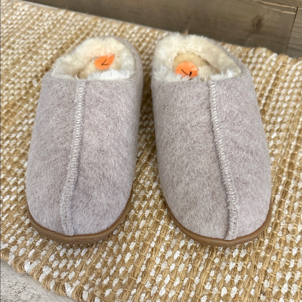 MINNETONKA Beige Fuzzy-Lined Slippers, NWOT